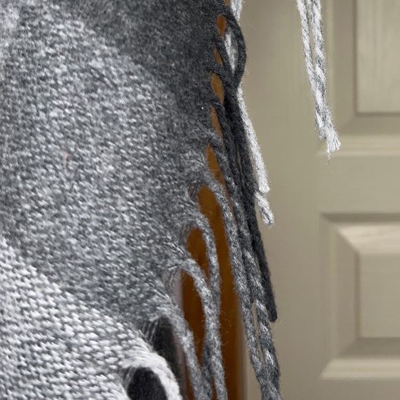 Zighilli grey and black monochrome scarf with fringe super soft - Picture 5 of 5